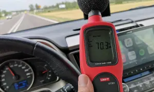 Miernik hałasu pokazuje 70.3 dB w kabinie. Warto zastanowić się nad wygłuszeniem maski silnika, by obniżyć ten wynik.