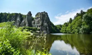 Felsenmeer mit See und grünen Bäumen, ideal für komoot wandern NRW.