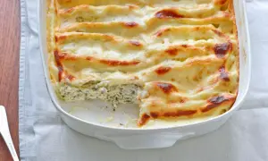 Cannelloni ricotta-spinat italienisch, überbacken mit cremiger Käsesauce und goldbrauner Kruste. Ein Genuss!