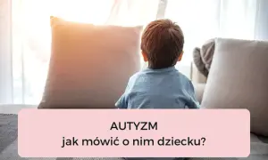 Chłopiec siedzi na kanapie. Na różowym tle napis: "AUTYZM jak mówić o nim dziecku?".