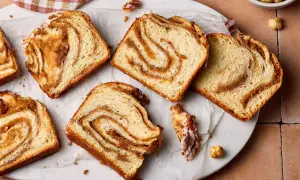 Süßer Nusszopf, frisch gebacken, mit zarter Glasur. Dieses Nusszopf Rezept ist ein Genuss!