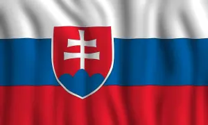 Flaga Słowacji powiewa na wietrze. Biało-niebiesko-czerwone pasy z godłem Słowacji, przedstawiającym podwójny krzyż na trzech wzgórzach.