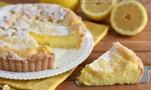 Una fetta di crostata al limone, cosparsa di zucchero a velo, pronta per essere gustata.