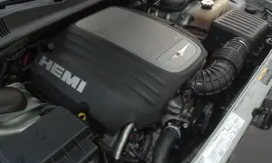 Silnik 5.7 Hemi V8 z napisem HEMI na pokrywie. Potężna jednostka gotowa do pracy.