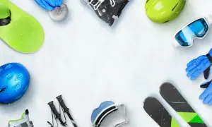 Narty, kask, gogle, rękawice i kijki narciarskie. Zastanawiasz się, ile kosztują narty i cały sprzęt?