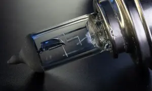 Żarówka H7 do wymiany w przednich reflektorach Skoda Fabia 2.