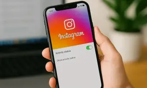 Telefon z Instagramem, gdzie można wyłączyć status aktywności dla jednej osoby.