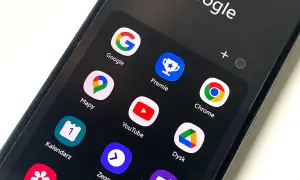 Ekran telefonu z ikonami Google, Mapy, YouTube, Chrome. Jak wylogować konto Google z innych urządzeń?