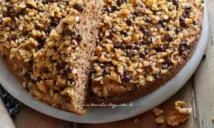 Torta di noci e gocce di cioccolato, una delizia croccante e golosa, perfetta per ogni occasione.