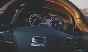 Deska rozdzielcza Seat Ibiza 4. Widok na zegary, nawigację i kierownicę. Opis bezpieczników w tym modelu jest kluczowy dla każdego kierowcy.