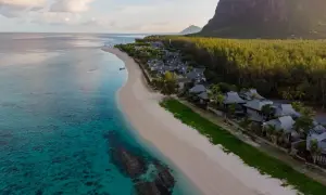 Rajska plaża z turkusową wodą, luksusowe wille i góra Le Morne. Zastanawiasz się, ile się leci na Mauritius? To podróż marzeń!
