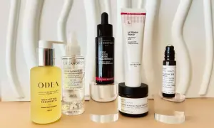 Produits de beauté pour un visage femme 80 ans : sérum, masque, crème et brume hydratante.