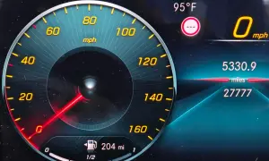 Deska rozdzielcza Mercedesa 200 pokazuje 0 mph, 95°F i 27777 mil.