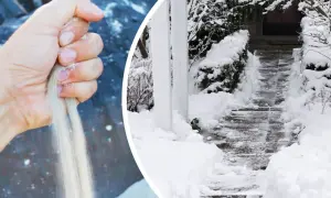 Piasek sypie się z dłoni, pokazując, czym posypać lód na chodniku, by zapewnić bezpieczeństwo zimą.