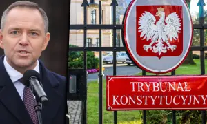 Mężczyzna przemawia przed budynkiem Trybunału Konstytucyjnego.