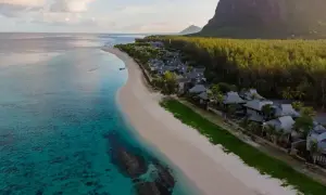 Rajska plaża na Mauritiusie, z turkusową wodą i luksusowymi willami. Zastanawiasz się, ile się leci na Mauritius?