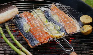 Fisk på grillen med citron och sparris. En härlig sommarmåltid att grilla fisk till.