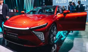 Błyszczący, czerwony Exlantix ES z otwartymi drzwiami, prezentowany na targach. Futurystyczny design i innowacyjne oświetlenie.