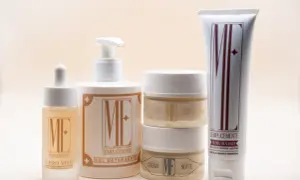 Un kit skin care ME Sempli-cemente: siero viso, gel detergente, creme giorno/notte e scrub viso.