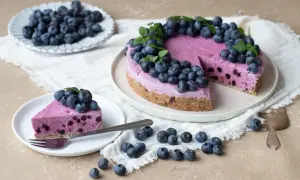 En krämig blåbärstårta, perfekt för fika. Ett läckert fika recept med färska bär och en nötbotten.