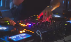 Ile zarabia DJ w klubie? Zaskakujące fakty o pensjach DJ-ów
