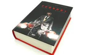 Książka "Ferrari. Człowiek i maszyna" z wizerunkiem Enzo Ferrari na okładce.