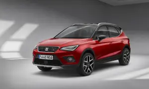 Czerwony Seat Arona z czarnym dachem, gotowy na miejskie przygody.