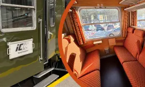 Wnętrze pociągu z pomarańczowymi siedzeniami i widokiem na śnieg za oknem. Zewnętrzna część wagonu z napisem "Nieśpieszny", jakby podróżował z Tarnowa do Lublina.