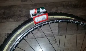 Nowa szytka rowerowa Vittoria Cross XL 33-28" czeka na założenie na obręcz koła.