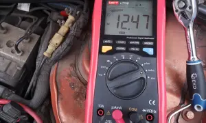 Ile prądu pobiera prostownik do akumulatora? Zaskakujące fakty o zużyciu energii