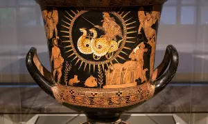 Cratère attique représentant la **histoire de Médée** : elle s'enfuit dans un char tiré par des serpents ailés, laissant derrière elle un carnage.