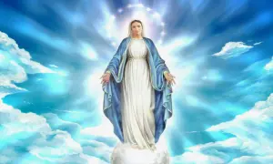 Matka Boża Niepokalana w błękitnym płaszczu, otoczona blaskiem i chmurami, unosi się nad światem.