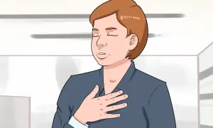 Persona con gli occhi chiusi e una mano sul petto, in un momento di riflessione durante un colloquio telefonico.