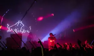 Raper na scenie w otoczeniu tłumu i neonowego logo Red Bulla. Już wkrótce kolejne emocjonujące koncerty Warszawa 2026!