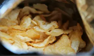 Złociste, chrupiące chipsy ziemniaczane w paczce. Czy pies może jeść chipsy? Lepiej nie ryzykować, bo są niezdrowe.