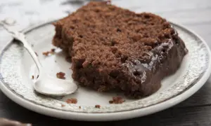 Wilgotny murzynek z polewą czekoladową, idealny na deser. Ten przepis na murzynka to klasyka.