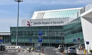 Nowoczesny budynek Lotniska Chopina w Warszawie. Znak "Koniec" i parkingowe wskazują, jak dojechać na lotnisko Chopina.