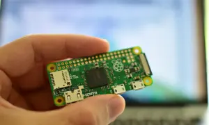 Dłoń trzyma miniaturową płytkę Raspberry Pi Zero W, gotową do projektów. To wszechstronne raspberry pi zastosowanie w elektronice.