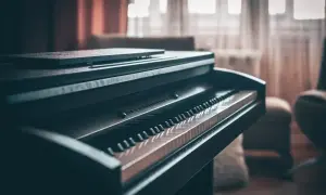 Ciemne pianino cyfrowe z klawiaturą w zbliżeniu. Zastanawiasz się, ile waży pianino? Ten instrument jest solidny.