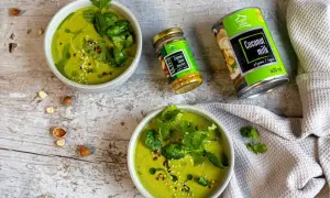 Pyszny zielony curry przepis na kremową zupę z mleczkiem kokosowym i pastą zielonego curry.