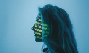 Profil kobiety z zielonym kodem binarnym wyświetlanym na twarzy.