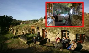 Ein verlassenes Dorf im Harz, in Felsen gehauene Häuser mit Besuchern, die vor einer Höhle sitzen. Innen ist eine Küche mit alten Möbeln zu sehen.