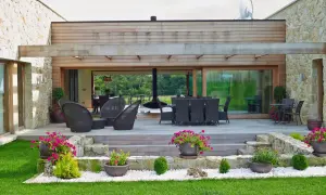 Disfruta de estos patios bonitos de casas con mobiliario de exterior, plantas y césped verde.
