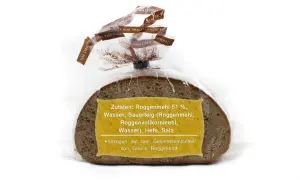 Ein Laib Roggenbrot, verpackt, mit Zutatenliste. Dieses Roggenbrot ist gesund und besteht aus Roggenmehl, Wasser, Sauerteig, Hefe und Salz.