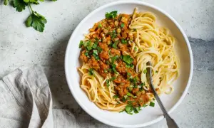 Porcja spaghetti bolognese z soczewicą, posypana natką pietruszki. Idealna na obiad, znasz już jej spaghetti bolognese kcal?