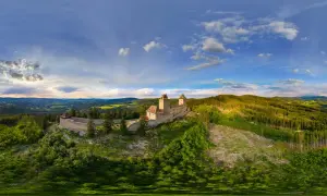 Burg Kašperk thront majestätisch auf einem Hügel in den Kasperske Hory. Umgeben von dichten Wäldern und sanften Hügeln, bietet die Burg einen atemberaubenden Ausblick.