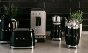 Stylowe AGD Smeg: czarny toster, czajnik, wyciskarka do cytrusów i ekspres do kawy. Smeg co to za firma? To włoska marka z designem.