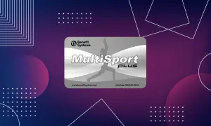 Karta MultiSport Plus z logo Benefit Systems na tle gradientowym z geometrycznymi wzorami.