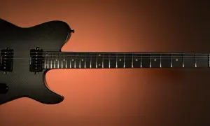Czarna gitara elektryczna z włókna węglowego z logo Ruf Guitars.