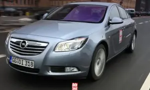 Srebrny Opel Insignia 2.0 Turbo w ruchu drogowym.